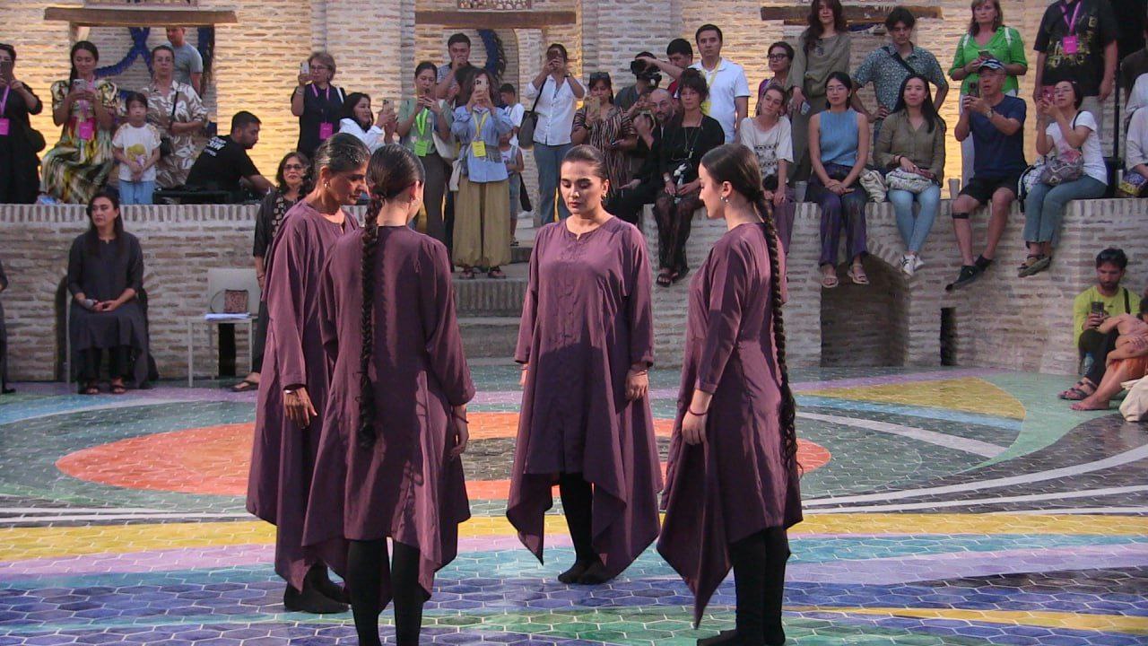 🌐 Buxoro Biennalesi doirasida - Hindistonlik rejissyor Shakuntala Kulkarni loyihasi