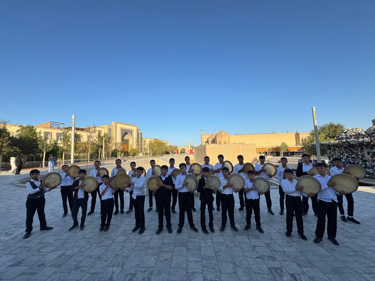 "Biennali 2025": Buxorolik yosh ijrochilardan chet ellik mehmonlarga milliy tuyg‘ular